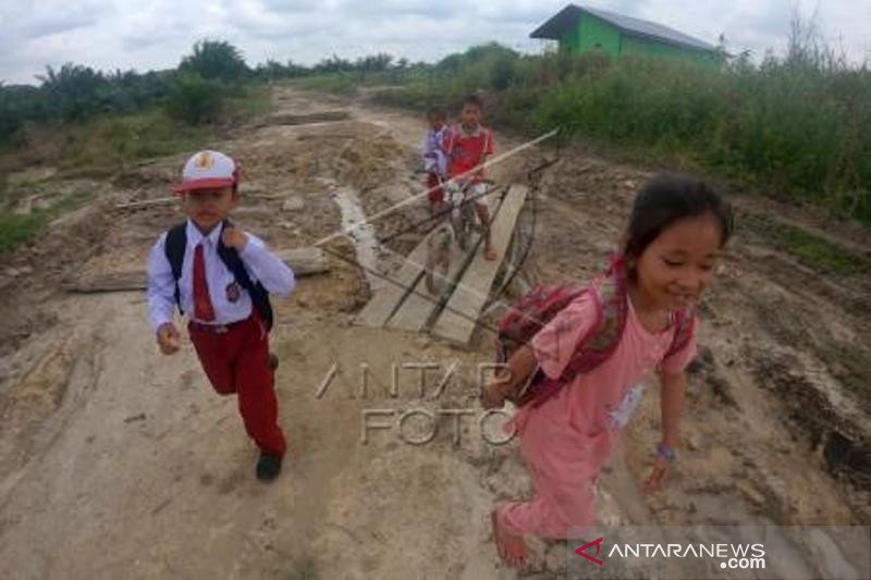 Akses Jalan Desa Terpencil Rusak Parah Di Dharmasraya