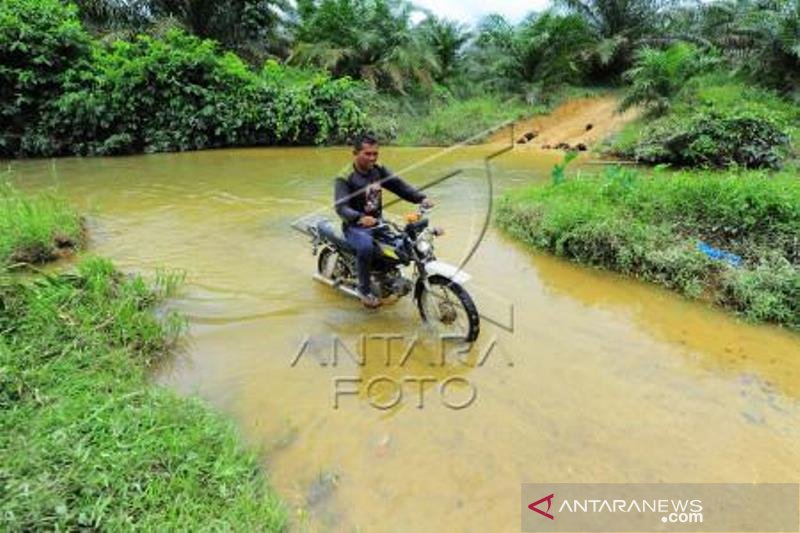 Akses Jalan Desa Terpencil Di Dharmasraya