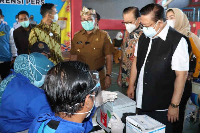 Agung Laksono tinjau vaksinasi COVID-19 di Kabupaten Cirebon