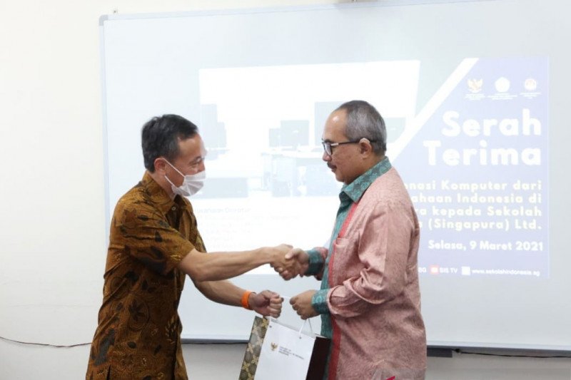 Perusahaan Indonesia hibahkan komputer untuk SIS di Singapura