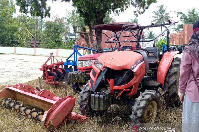 Malang Traktor Ini Sudah Rusak Di Kabupaten Solok Antara Sumbar