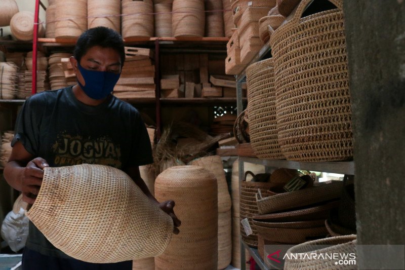 Perajin anyaman di Mataram