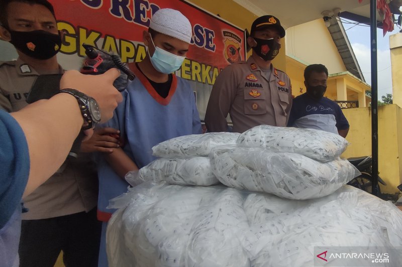 Polisi Cianjur tangkap pencuri belasan ribu pengait bra