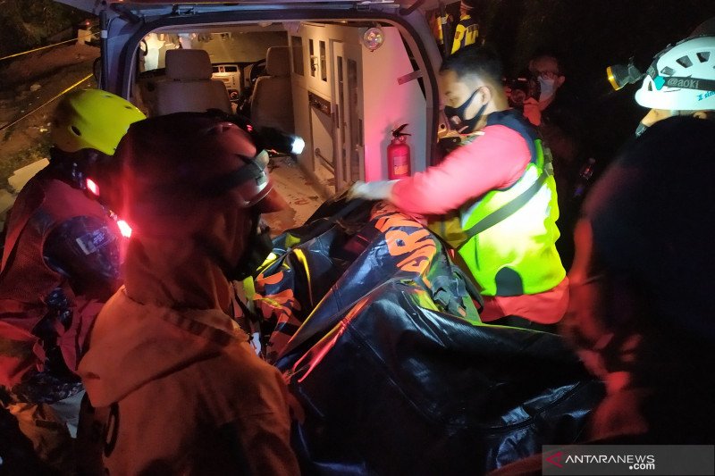 Tim SAR evakuasi 22 jenazah korban kecelakaan bus masuk jurang di Sumedang