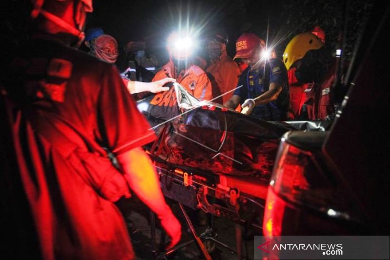 Evakuasi Korban Kecelakaan Bus Di Wado