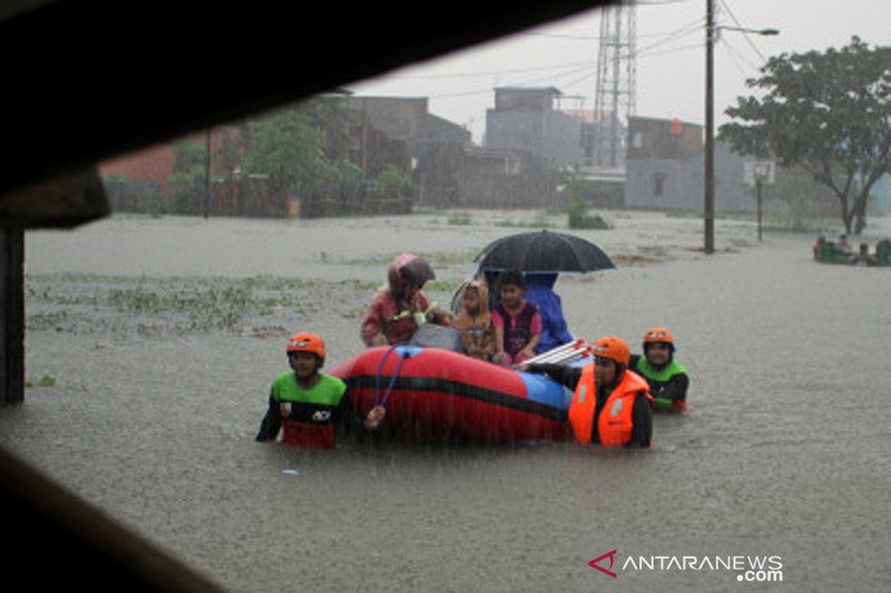 Evakuasi korban banjir di Makassar