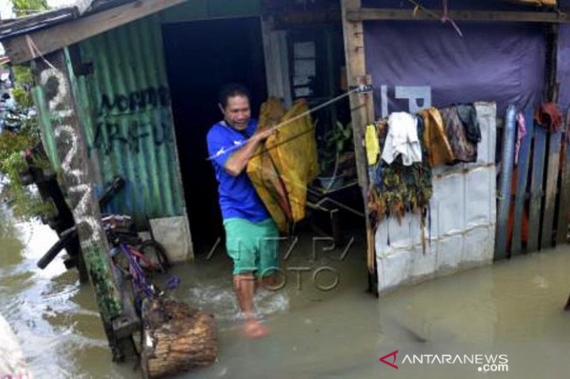 Bersihkan Rumah Pascabanjir