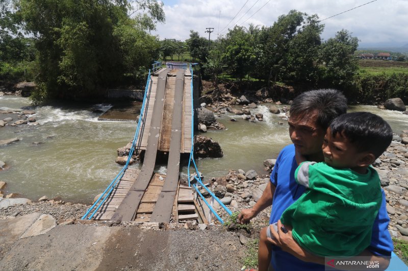 Jembatan Antar Desa Di Nganjuk Putus Akibat Banjir Antara News