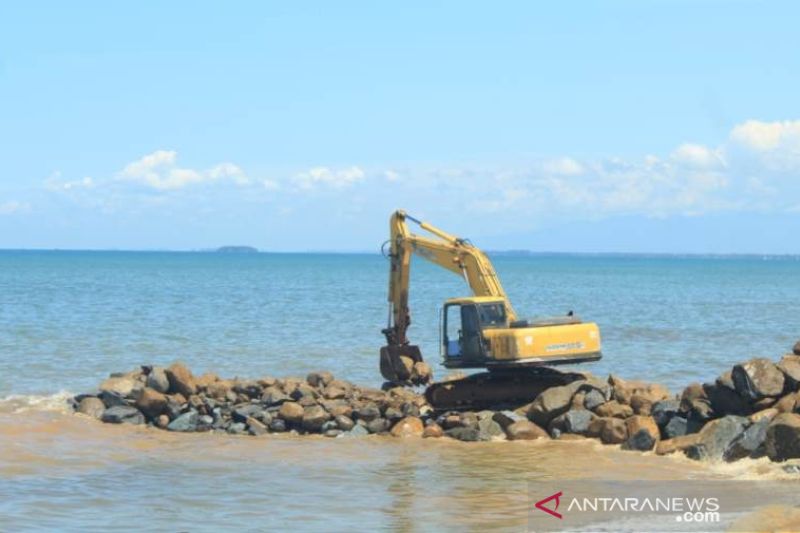 Pembuatan Tanggul Abrasi Pantai Padang