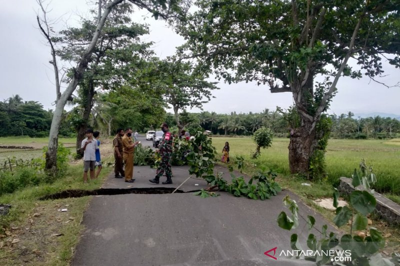 Jalan menuju wisata Sayang Heulang masih terputus