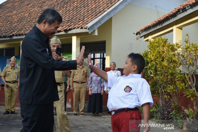 Garut  canangkan gerakan bersihkan sekolah sambut KBM