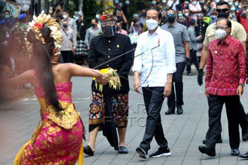 Presiden Jokowi tinjau vaksinasi COVID-19 di Bali