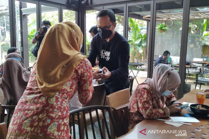 Perawat di Kota Bogor ditraktir dan dilayani makan siang oleh Wali Kota Bima Arya