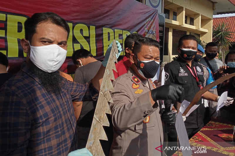 Polres Cirebon tangkap sembilan pelaku tawuran dan buru empat orang lainnya