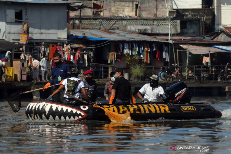 AKSI BERSIH SUNGAI LANTAMAL VIII MANADO