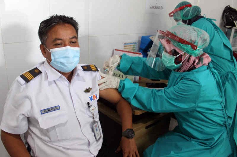 KAI Cirebon lakukan vaksinasi 2.185 pekerjanya