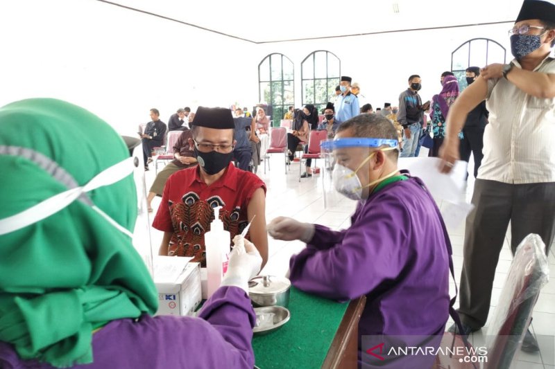 Ulama dan kiai di Kota Tasikmalaya laksanakan vaksinasi COVID-19