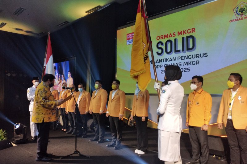 Ketum Golkar Airlangga kukuhkan pengurus DPP MKGR