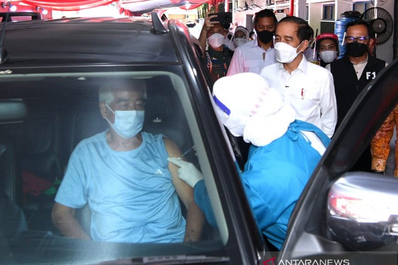 Presiden cek vaksinasi pada warga lansia dan pengemudi ojek di Bogor