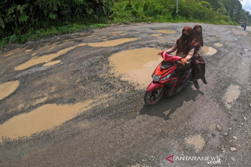 Jalan lintas Sumatera Sijunjung Rusak