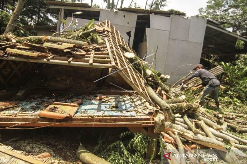 Rumah Terdampak Angin Puting Beliung Di Depok