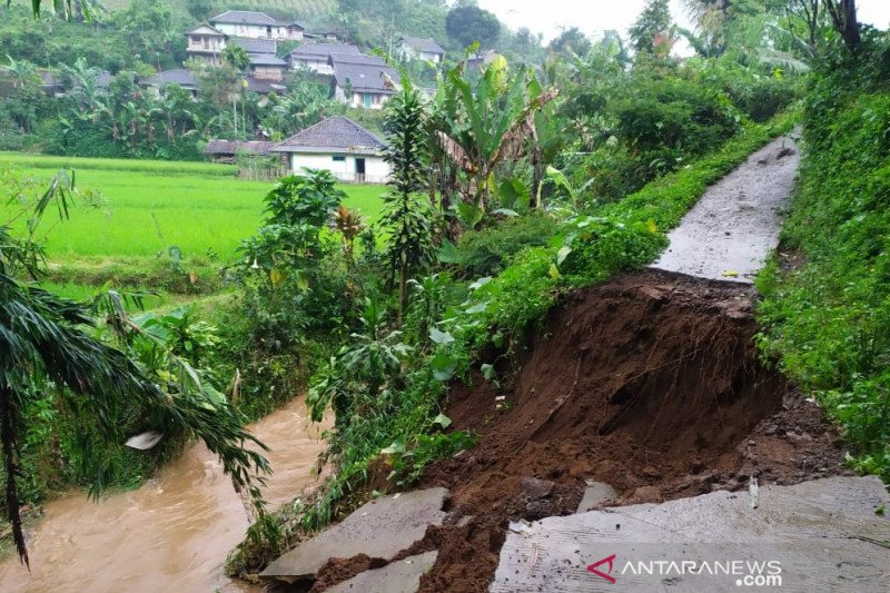 Di Cianjur dua rumah rusak akibat longsor dan ratusan lainnya terendam banjir