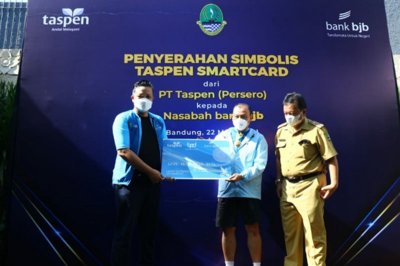 PT TASPEN serahkan TASPEN Smartcard ke nasabah Bank BJB