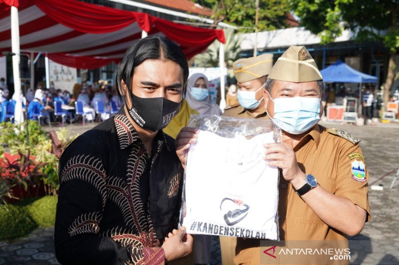 Musisi Charly Van Houten motivasi anak Garut untuk semangat belajar di tengah pandemi