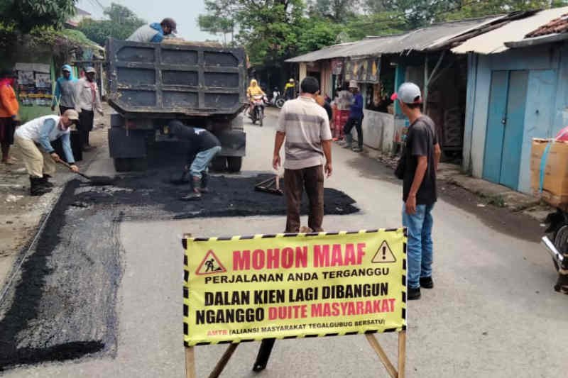 Warga Tegalgubug Cirebon perbaiki jalan rusak secara swadaya