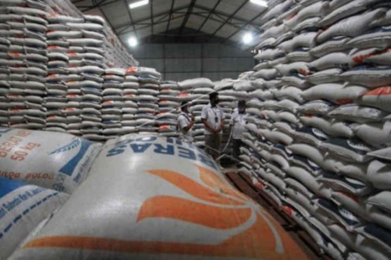 Ribuan ton beras di Gudang Bulog Indramayu  menguning
