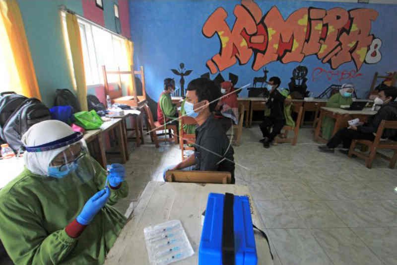 4.647 tenaga pendidikan di Kota Cirebon ikut vaksinasi COVID-19