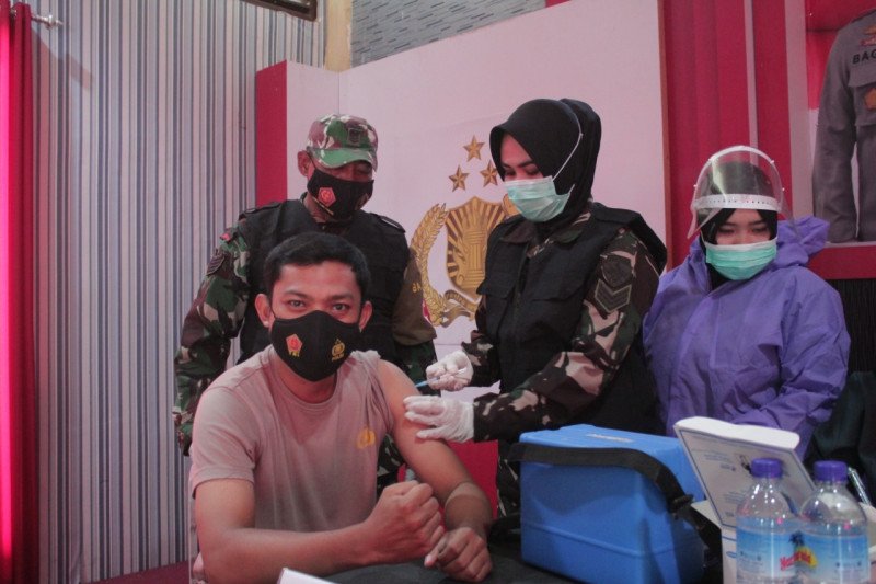 Batalyon Vaksinator TNI Polri dan Pemda Lobar vaksinasi dosis kedua di Polres Lobar
