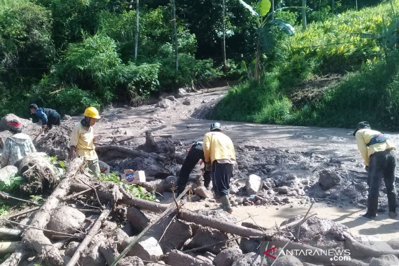 Warga diminta waspadai Jalur Cijapati Garut-Bandung rawan longsor