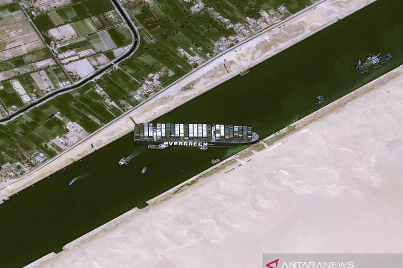 Khawatir blokir Terusan Suez berlarut-larut, harga minyak melonjak 4 persen