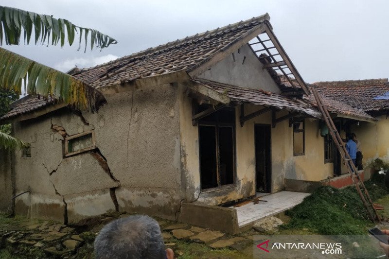 Delapan rumah rusak akibat pergerakan tanah di Pasirwangi Garut