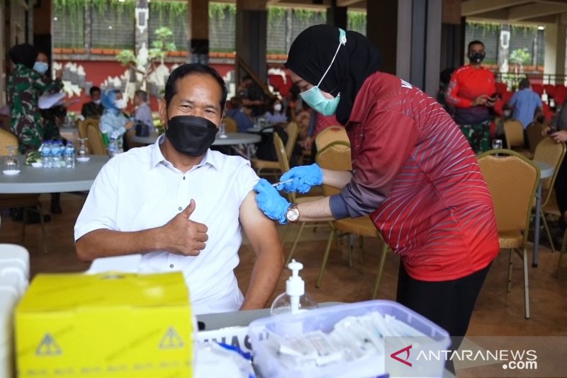 TNI AD laksanakan vaksinasi COVID-19 bagi purnawirawan dan warakawuri