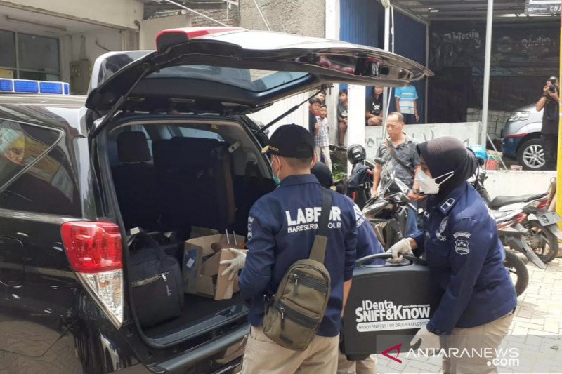 Densus 88 amankan barang bukti dari rumah teroris Bekasi