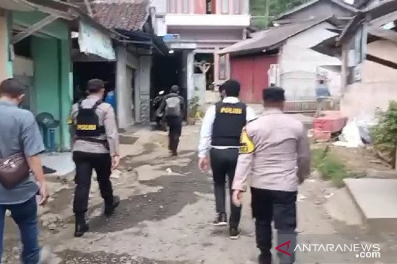 Densus 88 dan Polres gerebek terduga teroris di Sukabumi