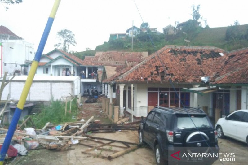 BPBD Bandung inventaris dampak angin puting beliung  di Cimenyan