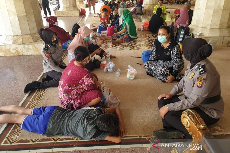 Polwan bantu pulihkan trauma warga sekitar kilang Pertamina Balongan