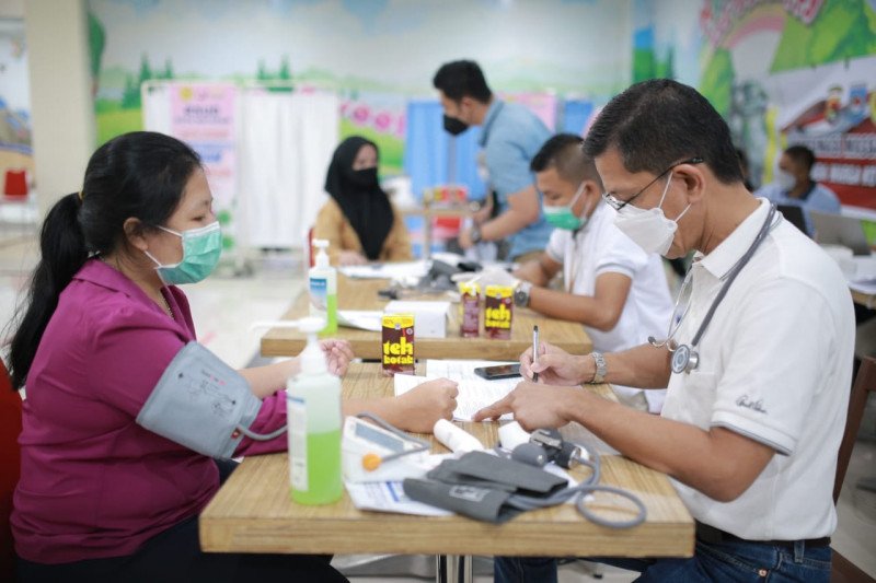 Vaksinasi COVID-19 massal di fasilitas publik menyasar ratusan orang