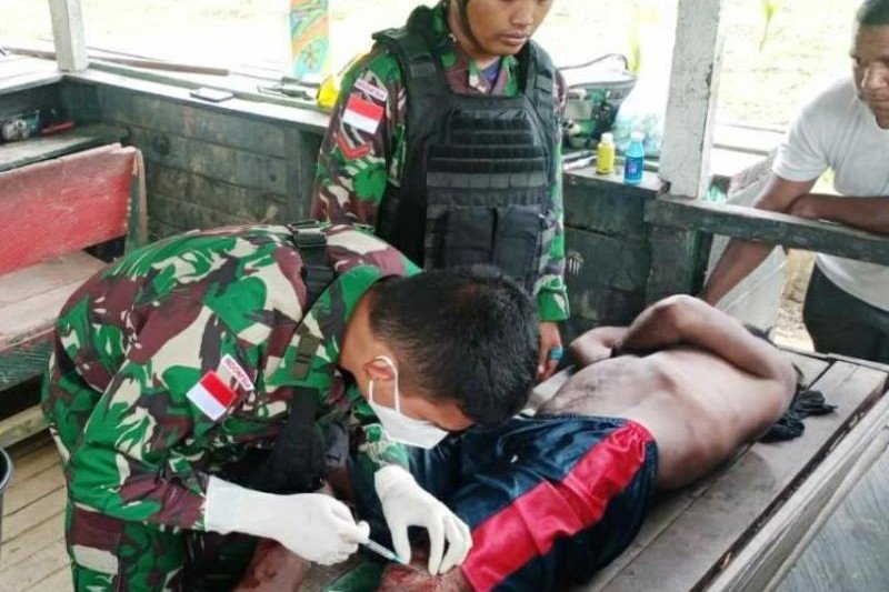 Satgas TNI Yonif 512/QY bantu obati warga di perbatasan RI-PNG