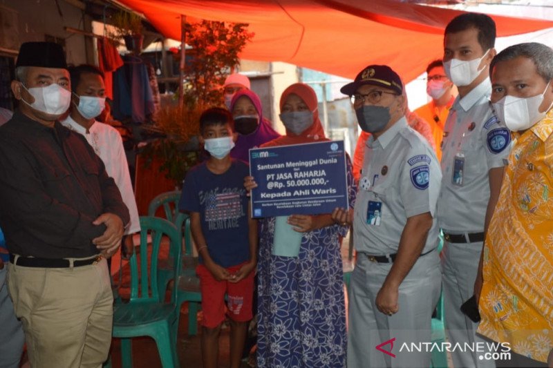 Jasa Raharja santuni ahli waris petugas kebersihan Kota Bekasi