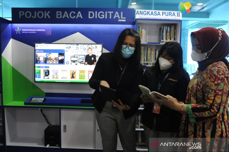 Pojok baca digital di Bandara SMB II Palembang