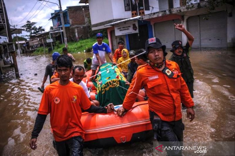 Evakuasi Jenazah Saat Banjir