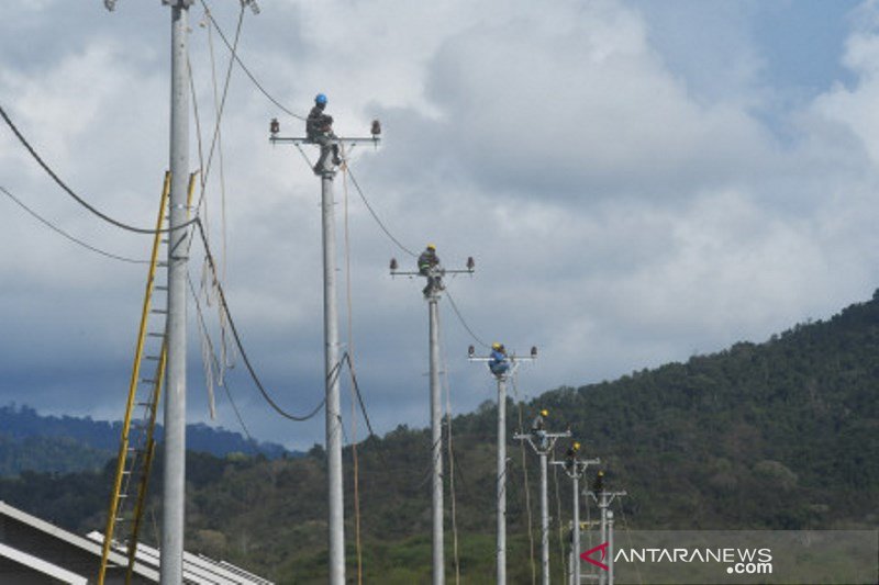 Pemasangan jaringan listrik hunian penyintas bencana di Sigi