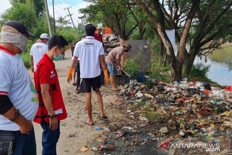 Migas Hulu Jabar bersihkan sampah di Cikarang Bekasi Laut