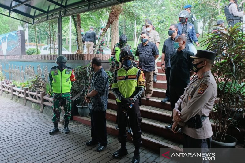 Polisi dan TNI patroli gabungan amankan perayaan Paskah di IPDN Sumedang