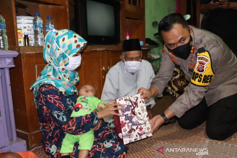 Presiden Jokowi beri bantuan dan sampaikan pesan untuk keluarga teroris di Sukabumi