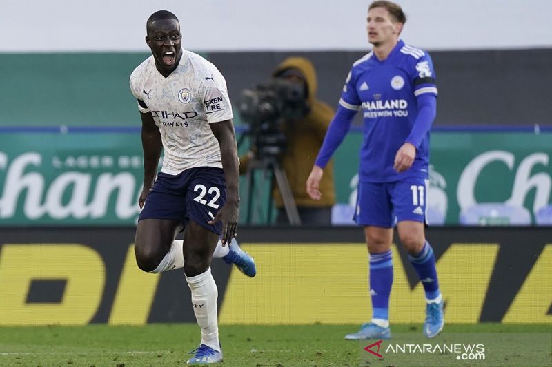 Manchester City di ambang juara setelah bekuk Leicester